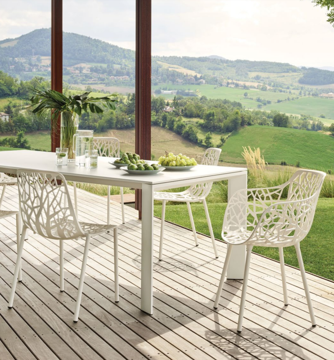 Grande Arche Tables