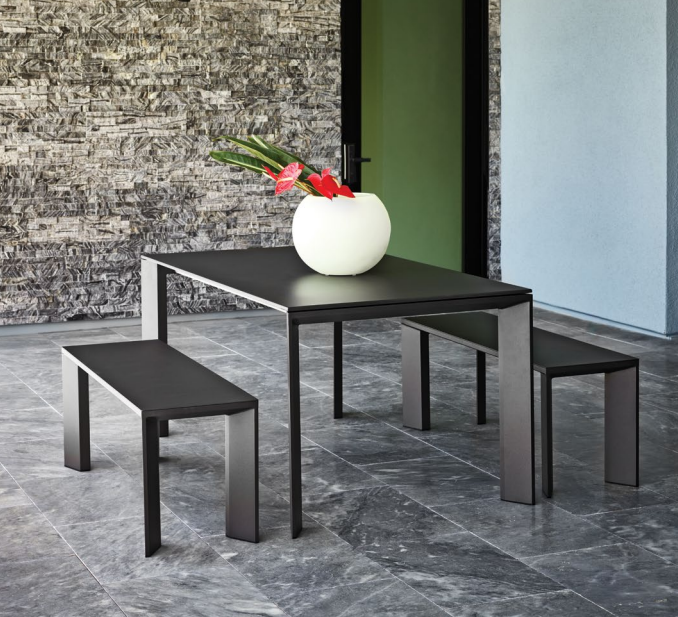Grande Arche Tables