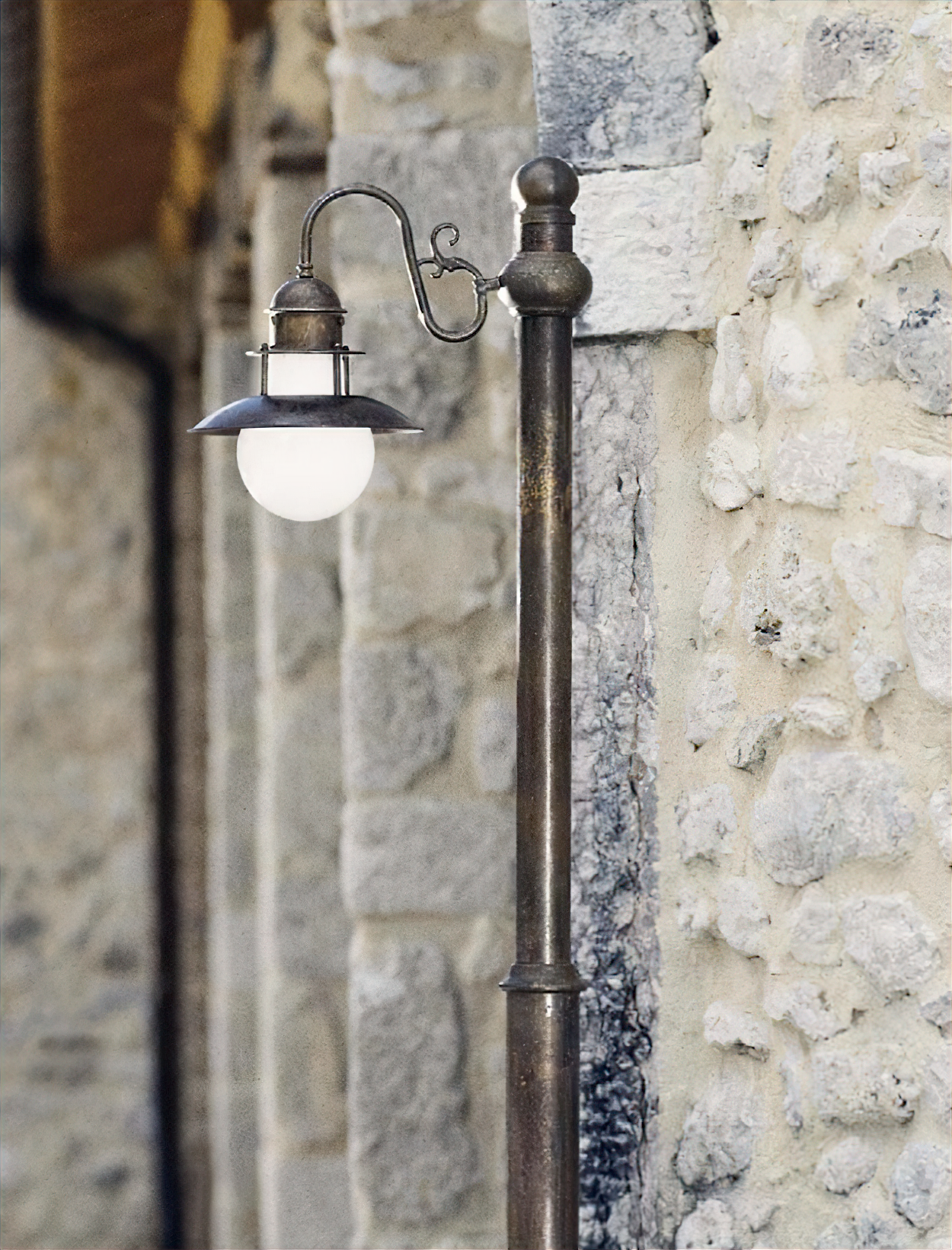 Abbrazia Wall and Pole Light